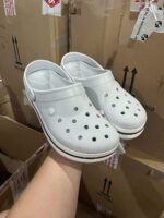 Crocs 300 pairs per pallet - Image 10