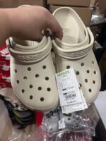 Crocs 300 pairs per pallet - Image 17