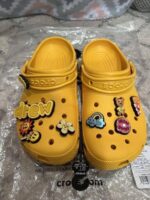 Crocs 300 pairs per pallet