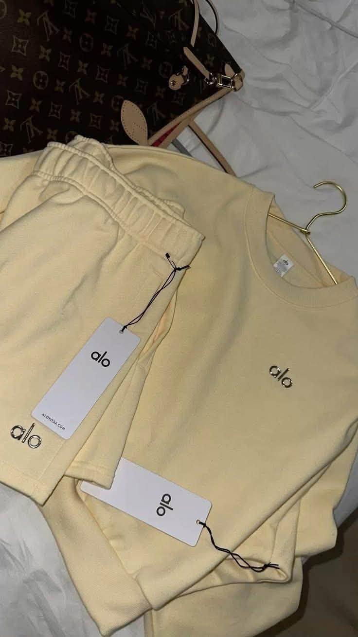 829910104_122118397959462575_7779915161382524191_n (1) Wholesale Alo Clothing Pallet: Premium Apparel for Resellers
