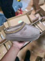 Mixed UGG Shoes Pallet Liquidation: 100 Pairs of Brand-New - Image 6